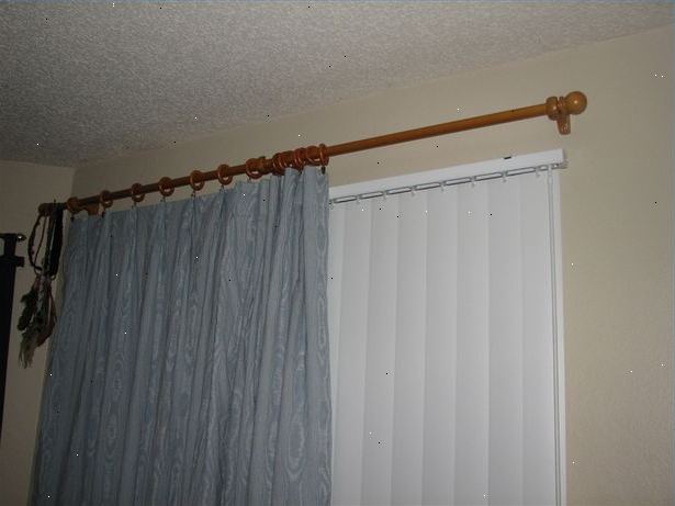 Bestäm hur du ska hänga gardiner. Gardinstänger brukar komma med sina två punkter som kommer att hålla stavarna.