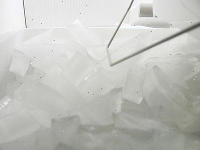 Hur man byter en avfrostningsvärmaren i en Frigidaire kylskåp. Ta reda på var din avfrostning värmaren.