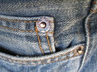 Hur Iron blåjeans. Först av allt, måste dina jeans tvättas och helt torkas.