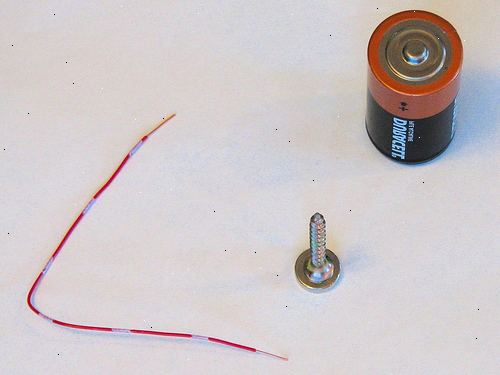 Hur man gör en LED Throwie magnet. Montera lysdioden till batteriet.