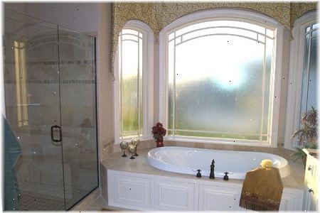 Hur att rengöra glasdörrar dusch och väggar. Använd gummihandskar.