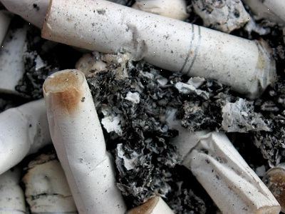 Hur tar man bort cigarr lukt från kläder. Använd en lukt eliminator.